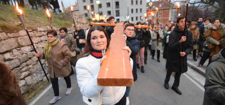 Los jóvenes abrazan su propia cruz