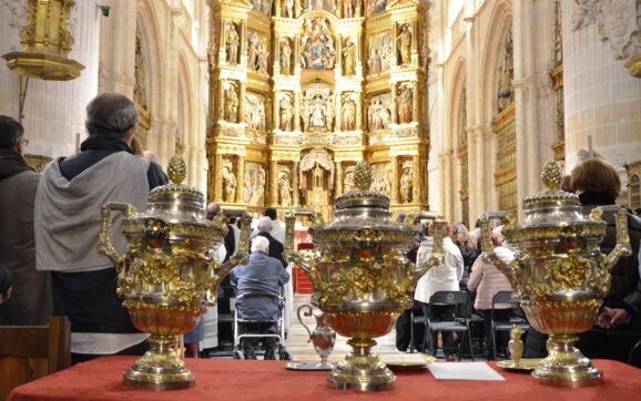 La misa crismal reúne al presbiterio diocesano en torno a la bendición de los óleos