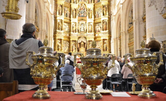 La misa crismal reúne al presbiterio diocesano en torno a la bendición de los óleos