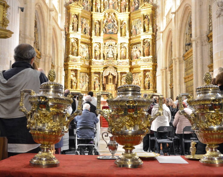 La misa crismal reúne al presbiterio diocesano en torno a la bendición de los óleos