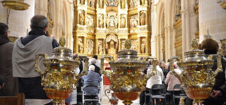 La misa crismal reúne al presbiterio diocesano en torno a la bendición de los óleos