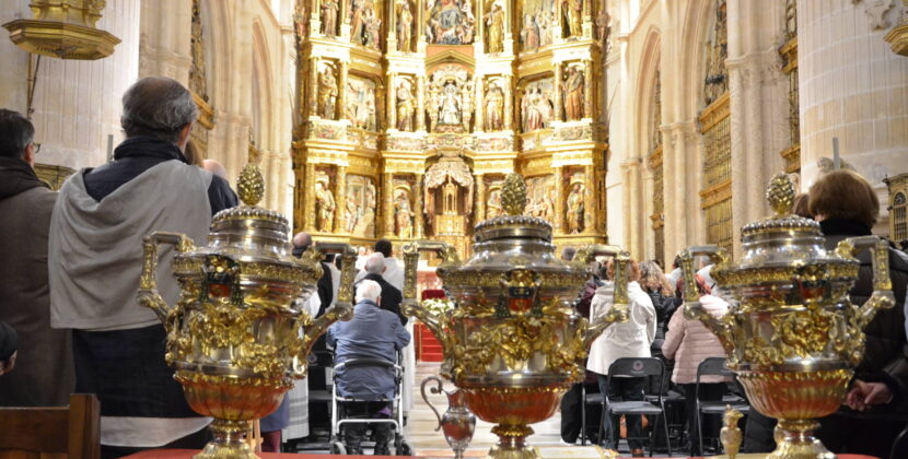 La misa crismal reúne al presbiterio diocesano en torno a la bendición de los óleos