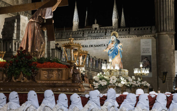 La procesión del Encuentro emociona en la noche del Jueves Santo