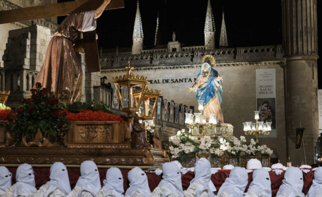 La procesión del Encuentro emociona en la noche del Jueves Santo