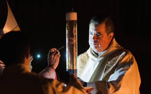 La luz de la Resurrección ilumina la Vigilia Pascual en Burgos
