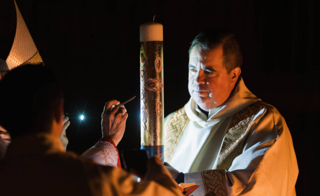 La luz de la Resurrección ilumina la Vigilia Pascual en Burgos