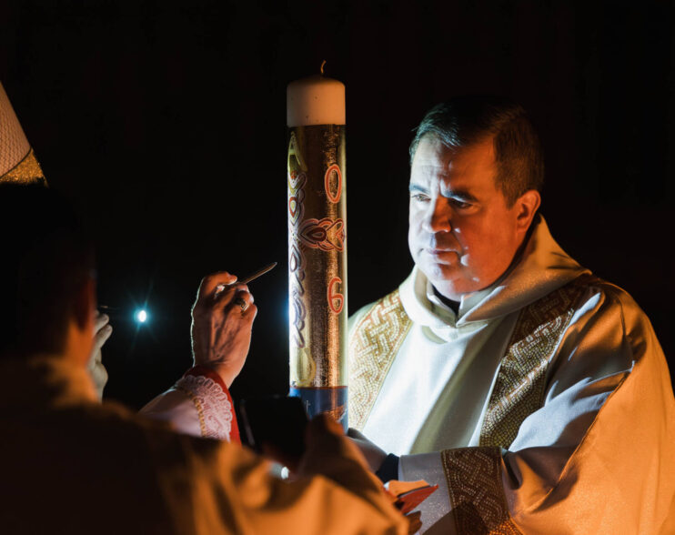 La luz de la Resurrección ilumina la Vigilia Pascual en Burgos