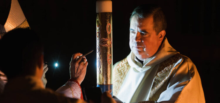 La luz de la Resurrección ilumina la Vigilia Pascual en Burgos
