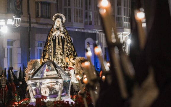 Burgos enmudece ante el paso del Cristo Yacente