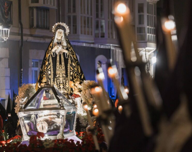 Burgos enmudece ante el paso del Cristo Yacente