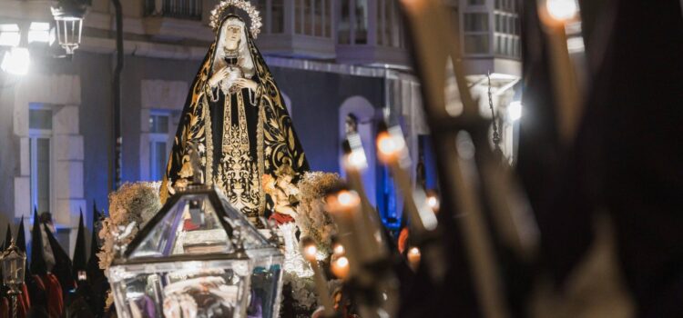 Burgos enmudece ante el paso del Cristo Yacente
