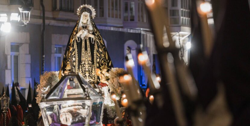 Burgos enmudece ante el paso del Cristo Yacente