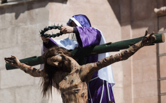 El desenclavo de Cristo centra el recogimiento del Viernes Santo en Burgos