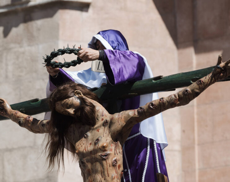 El desenclavo de Cristo centra el recogimiento del Viernes Santo en Burgos
