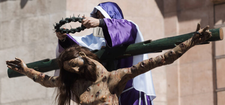 El desenclavo de Cristo centra el recogimiento del Viernes Santo en Burgos