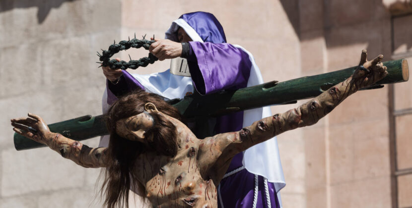 El desenclavo de Cristo centra el recogimiento del Viernes Santo en Burgos