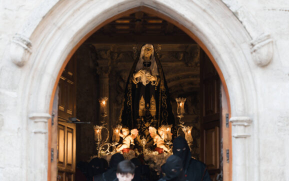 La Soledad llora la muerte de su hijo por las calles de Burgos