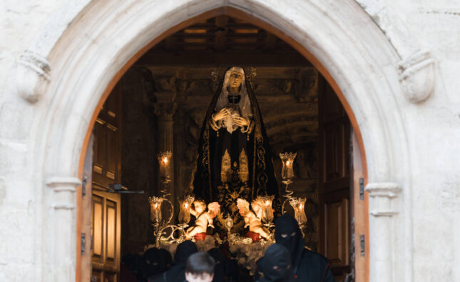 La Soledad llora la muerte de su hijo por las calles de Burgos