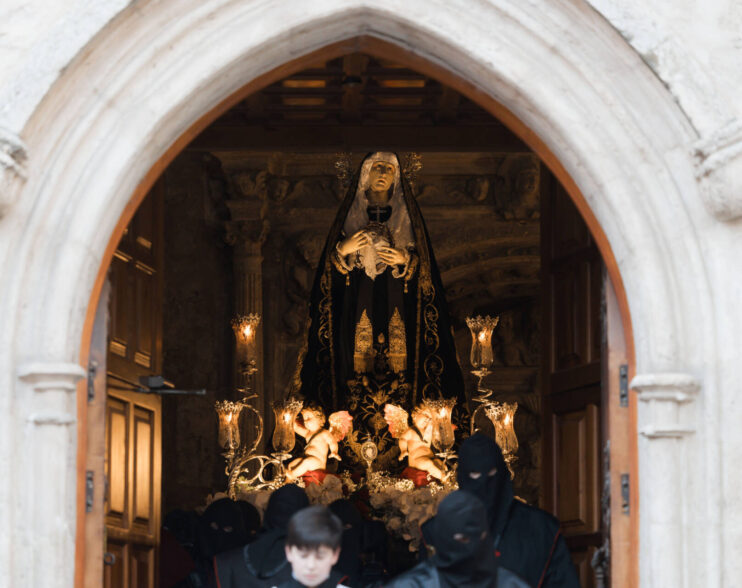 La Soledad llora la muerte de su hijo por las calles de Burgos