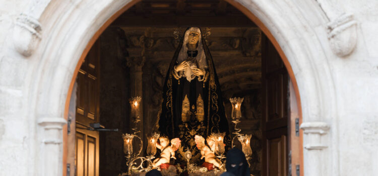 La Soledad llora la muerte de su hijo por las calles de Burgos