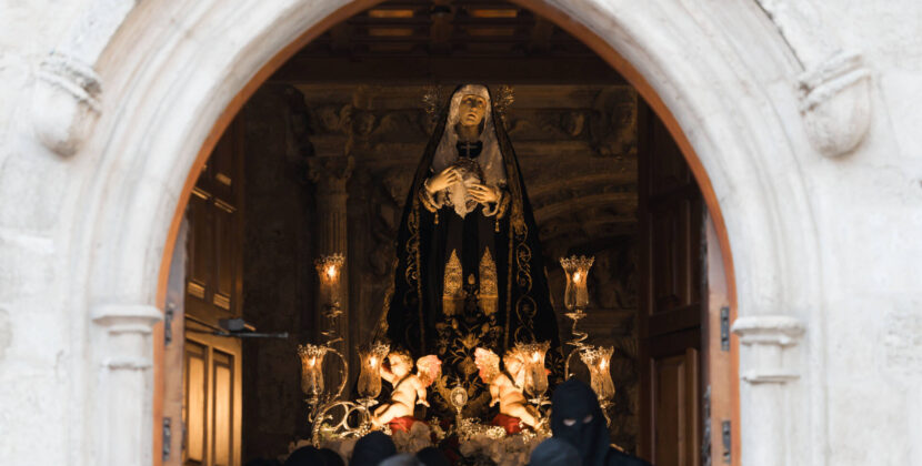 La Soledad llora la muerte de su hijo por las calles de Burgos