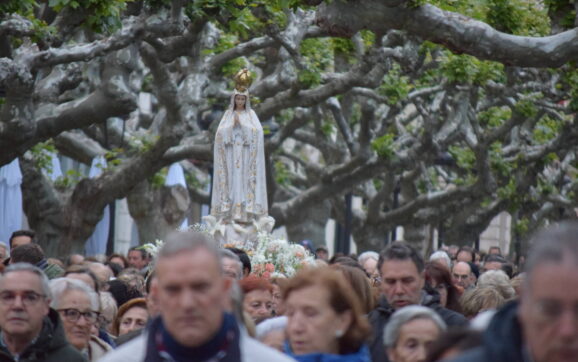 El Rosario de la Aurora recorre Burgos pidiendo por la visita del papa León XIV