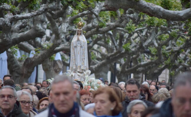 El Rosario de la Aurora recorre Burgos pidiendo por la visita del papa León XIV