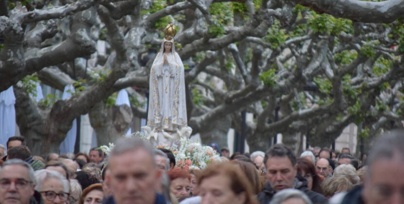 El Rosario de la Aurora recorre Burgos pidiendo por la visita del papa León XIV