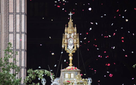 «La caridad brota del Cuerpo y Sangre de Cristo»