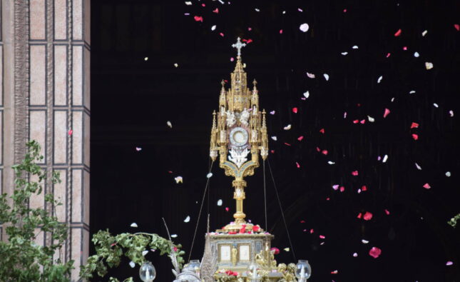 «La caridad brota del Cuerpo y Sangre de Cristo»
