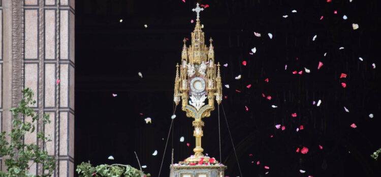 «La caridad brota del Cuerpo y Sangre de Cristo»