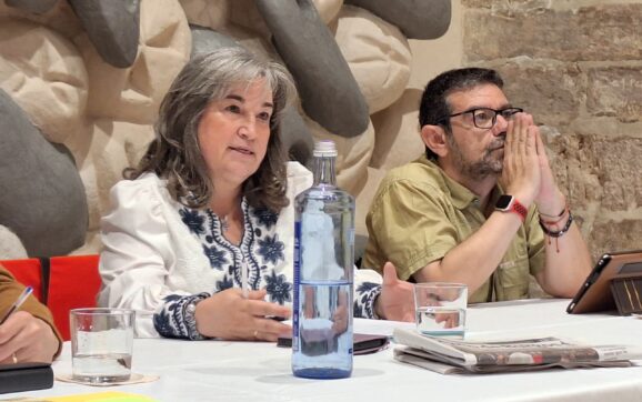 El Departamento de Formación Sociopolítica reflexiona sobre la comunicación acompañado de dos periodistas