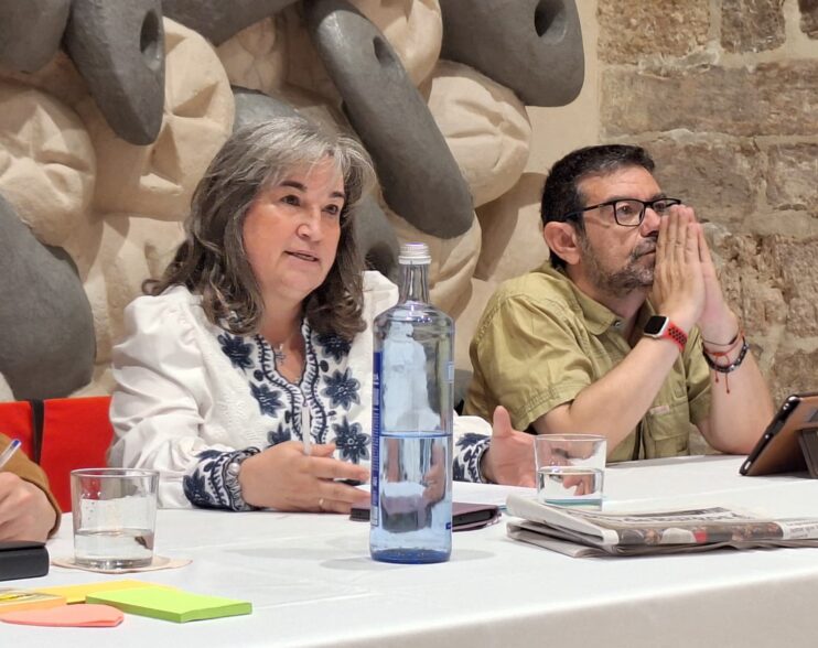 El Departamento de Formación Sociopolítica reflexiona sobre la comunicación acompañado de dos periodistas