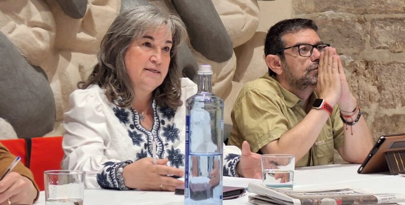 El Departamento de Formación Sociopolítica reflexiona sobre la comunicación acompañado de dos periodistas