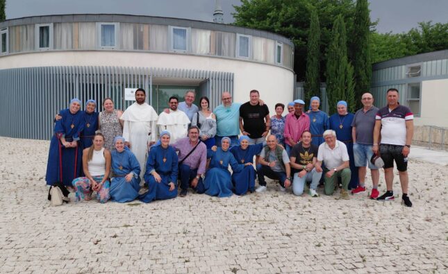 Varios internos del Centro Penitenciario de Burgos visitan a las Iesu Communio