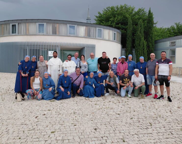 Varios internos del Centro Penitenciario de Burgos visitan a las Iesu Communio