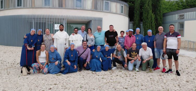 Varios internos del Centro Penitenciario de Burgos visitan a las Iesu Communio