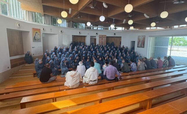 Varios internos del Centro Penitenciario de Burgos visitan a las Iesu Communio
