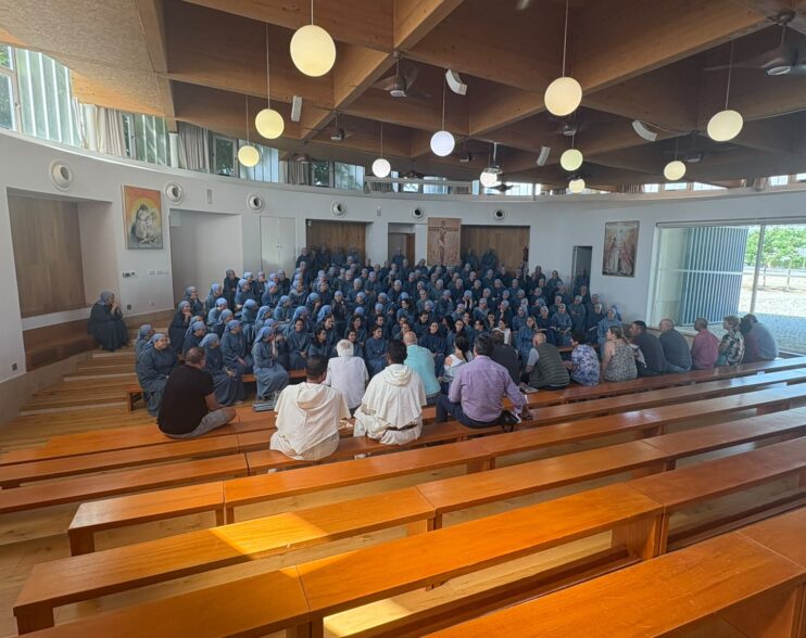 Varios internos del Centro Penitenciario de Burgos visitan a las Iesu Communio