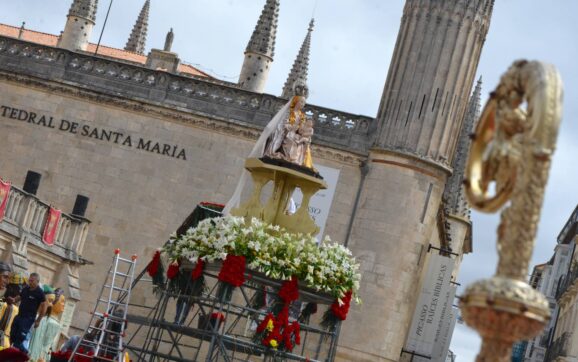 La misa y la ofrenda floral marcan el día grande de las fiestas de san Pedro y san Pablo