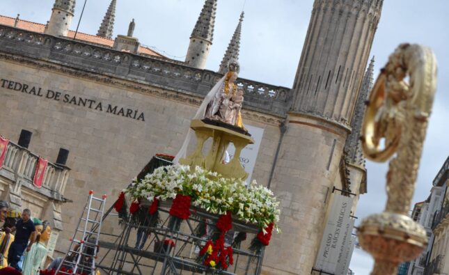 La misa y la ofrenda floral marcan el día grande de las fiestas de san Pedro y san Pablo