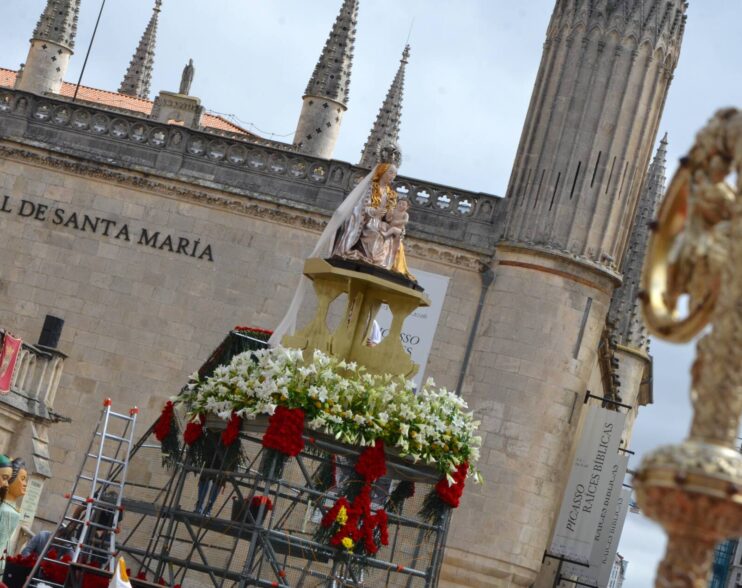La misa y la ofrenda floral marcan el día grande de las fiestas de san Pedro y san Pablo