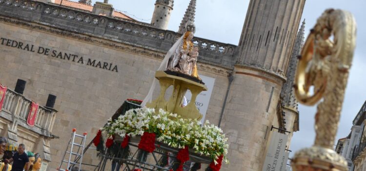 La misa y la ofrenda floral marcan el día grande de las fiestas de san Pedro y san Pablo