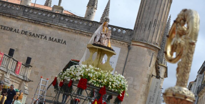 La misa y la ofrenda floral marcan el día grande de las fiestas de san Pedro y san Pablo