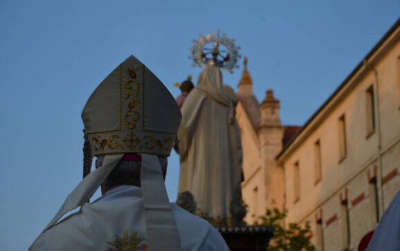 «Virgen del Carmen: esperanza en la travesía de la vida»