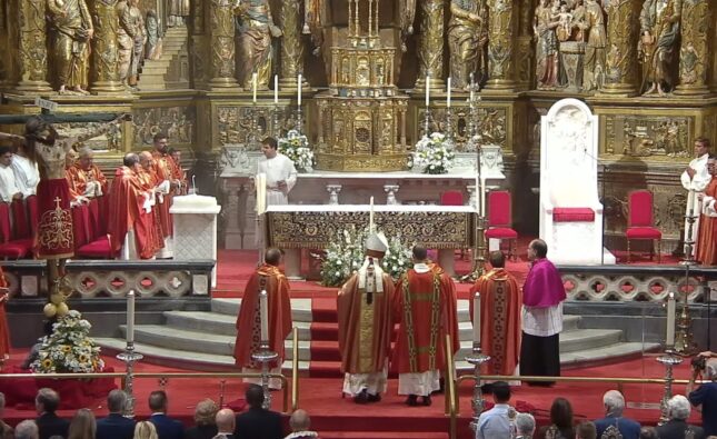 D. Mario Iceta, Arzobispo de Burgos, preside la Fiesta de la Exaltación de la Cruz y su procesión después de ocho meses