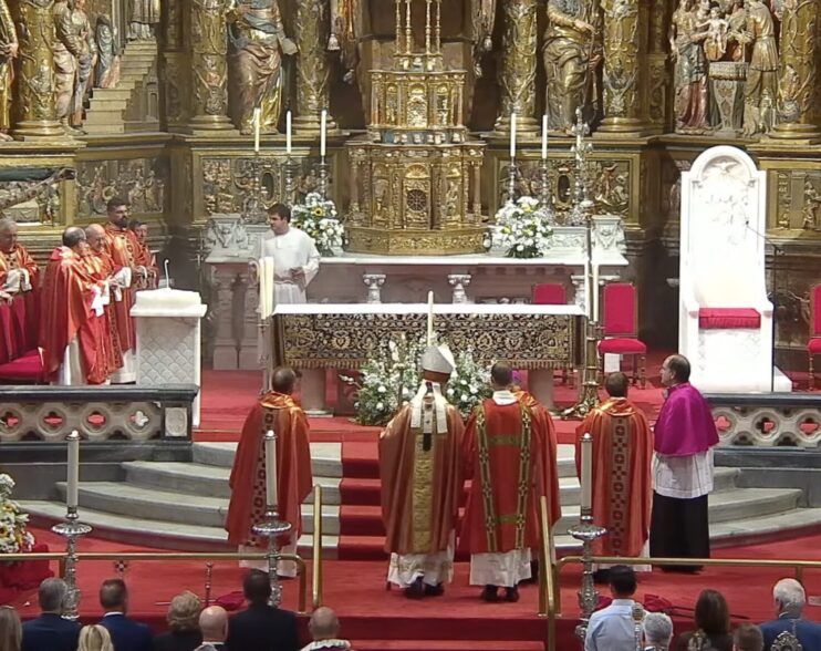 D. Mario Iceta, Arzobispo de Burgos, preside la Fiesta de la Exaltación de la Cruz y su procesión después de ocho meses