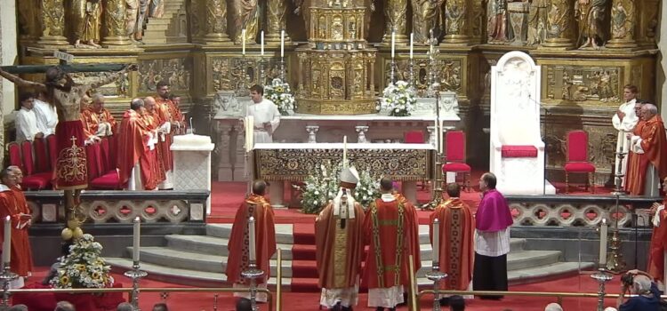 D. Mario Iceta, Arzobispo de Burgos, preside la Fiesta de la Exaltación de la Cruz y su procesión después de ocho meses