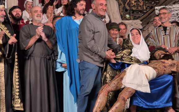 800 personas se emocionan con la Pasión del Santo Cristo de Ernesto Pérez