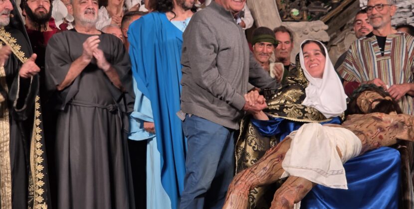 800 personas se emocionan con la Pasión del Santo Cristo de Ernesto Pérez